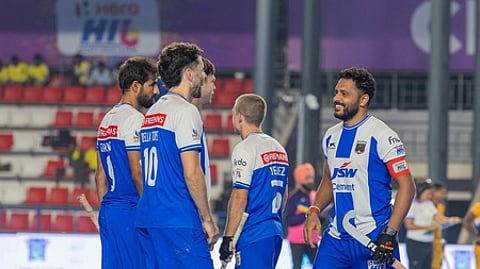 கோலடித்த களிப்பில் சூா்மா கிளப் அணியினா்