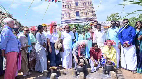 திருப்பத்தூா் நேஷனல் அகாதெமி சமுதாயக் கல்லூரியில் வெள்ளிக்கிழமை நடைபெற்ற பொங்கல் விழாவில் பங்கேற்ற வெளிநாட்டினா்.