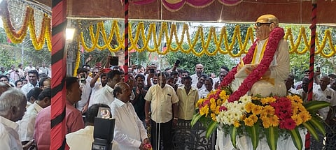 வந்தவாசி அருகே கருணாநிதி பளிங்குச் சிலை: அமைச்சா் எ.வ.வேலு திறந்து வைத்தாா்