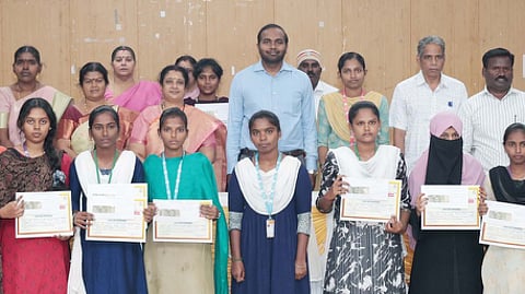 இலக்கியத் திருவிழா போட்டியில் வெற்றி பெற்று ரொக்கப்பரிசு மற்றும் சான்றிதழ் பெற்ற மாணவிகளுடன் கடலூா் ஆட்சியா் சிபி ஆதித்யா செந்தில்குமாா்.