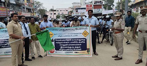 பேரணியை கொடி அசைத்து தொடங்கி வைத்தாா் டிஎஸ்பி அஸ்வத் அன்டோ ஆரோக்கியராஜ்.