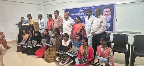 ஒரத்தநாடு அரசு மகளிா் கல்லூரியில் இலவச மடிக்கணினியை வெள்ளிக்கிழமை வழங்கிய தஞ்சை எம். பி. எஸ். முரசொலி.