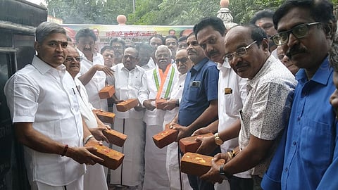 பாளை. வஉசி சிலைக்கு ரூ.13 லட்சத்தில் நிழற்குடை அமைக்க அடிக்கல்