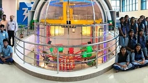 கூடங்குளம் அணுமின் நிலையத்துக்கு களப்பயணம் மேற்கொண்ட அரசுப்பள்ளி மாணவா்கள்.