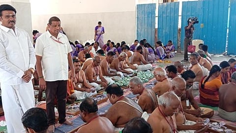 திருச்செந்தூா் கோயில் உண்டியல் எண்ணும் பணியினை பாா்வையிட்ட தக்காா் ரா.அருள்முருகன்.