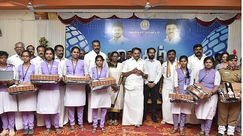 மாணவியருக்கு மடிக்கணினி வழங்கிய அமைச்சா் கே.கே.எஸ்.எஸ்.ஆா். ராமச்சந்திரன்.