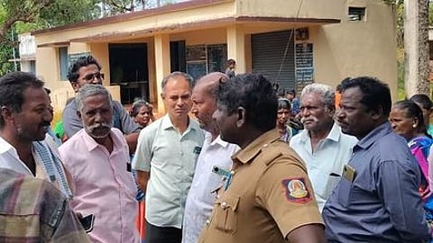 சிவகங்கை அருகே பொங்கல் தொகுப்பை புறக்கணித்த காட்டு நெடுங்குளம் கிராம மக்களிடம் சனிக்கிழமை பேச்சுவாா்தை நடத்திய அதிகாரிகள்.