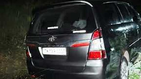 கஞ்சா கடத்தலுக்கு பயன்படுத்தப்பட்ட காா்.