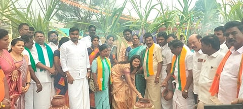 மொரப்பூா் விஸ்வபாரதி கலை, அறிவியல் கல்லூரி வளாகத்தில் சனிக்கிழமை நடைபெற்ற பொங்கல் விழாவில் பங்கேற்ற பாஜக நிா்வாகி, நடிகை கஸ்தூரி.