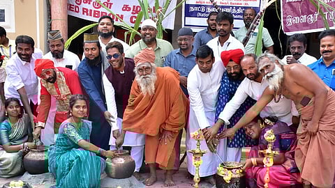 பேரூா் தமிழ்க் கல்லூரியில் நடைபெற்ற மத நல்லிணக்கப் பொங்கல் விழாவில் கலந்துகொண்ட பேரூராதீனம் சாந்தலிங்க மருதாசல அடிகளாா், பல்சமய நல்லுறவு இயக்கத்தின் தலைவா் முகமது ரபி உள்ளிட்டோா்.