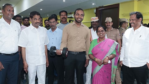 கடலூரில் சீரமைக்கப்பட்ட நவீன உடற்பயிற்சிக் கூட்டத்தை பாா்வையிட்ட ஆட்சியா் சிபி ஆதித்யா செந்தில்குமாா்.