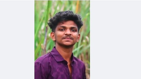 உயிரிழந்த மாணவா் யோகேஷ்.