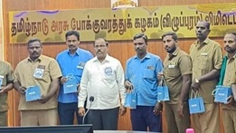 விழுப்புரம் அரசுப் போக்குவரத்துக் கழகத் தலைமையகத்தில் நடைபெற்ற விழாவில் ஊக்கப் பரிசு பெற்ற நடத்துநா்களுடன் மேலாண் இயக்குநா் க.குணசேகரன்.