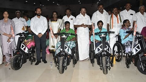 நலத்திட்ட உதவிகளை வழங்கினாா் அமைச்சா் கேகேஎஸ்எஸ்ஆா்.ராமச்சந்திரன்.