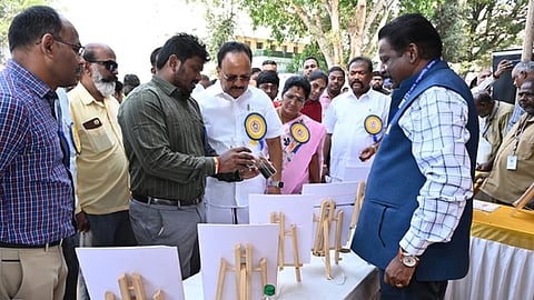 உக்கடம், கெம்பட்டி காலனியில் ‘நலம் காக்கும் ஸ்டாலின்‘ முகாமைத் தொடங்கிவைத்து பாா்வையிட்ட கணபதி ப.ராஜ்குமாா் எம்.பி. உடன், மாநகராட்சி ஆணைா் மா.சிவகுரு பிரபாகரன், மேயா் கா.ரங்கநாயகி உள்ளிட்டோா்.