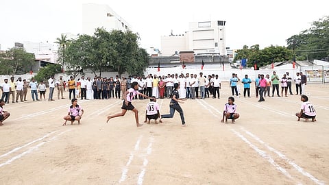 கரூா் திருவள்ளுவா் மைதானத்தில் சனிக்கிழமை நடைபெற்ற பள்ளி மாணவிகளுக்கான கோகோ போட்டியில் பங்கேற்று விளையாடிய மாணவிகள்.