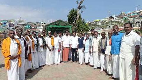 கொடைக்கானல் பூம்பாறை குழந்தை வேலப்பா் கோயிலில் மாநில எம்.ஜி.ஆா்.மன்ற இணைச் செயலா் ரவி மனோகா் தலைமையில் சிறப்பு வழிபாடு நடத்திய அதிமுகவினா்.