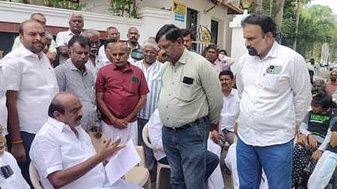 கலந்துரையாடலில் பொதுமக்களின் கோரிக்கையைக் கேட்டறிந்த திருப்பூா் தெற்கு சட்டப் பேரவை உறுப்பினா் க.செல்வராஜ்.