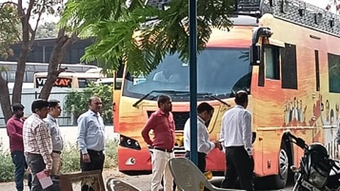 கரூரில் தவெக தலைவா் விஜய் பரப்புரை மேற்கொண்ட வாகனத்தில் சனிக்கிழமை ஆய்வு செய்த மத்திய உள்துறை அமைச்சக தடயவியல் துறை அதிகாரிகள் மற்றும் சிபிஐ அதிகாரிகள்.