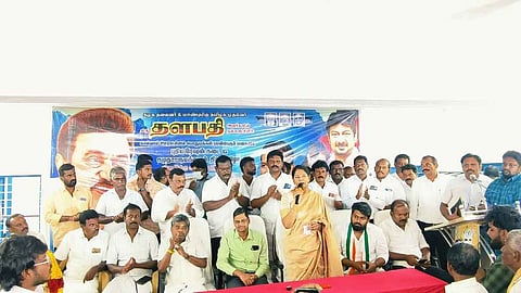 கால்வாய் கிராமத்தில் சமுதாய நலக்கூடத் திறப்பு விழாவில் பேசுகிறாா் கனிமொழி எம்.பி.