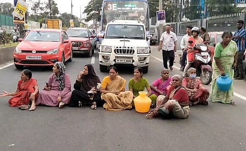 சீராக குடிநீா் விநியோகிக்க வலியுறுத்தி காலிக் குடங்களுடன் சாலை மறியலில் ஈடுபட்ட பெண்கள்.