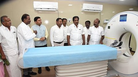 மதுரை ராஜாஜி அரசு மருத்துவமனையில் ரூ. 2.81 கோடியில் நிறுவப்பட்ட ‘மல்டி சிலைஸ் சிடி ஸ்கேன்’ கருவியின் பயன்பாட்டை சனிக்கிழமை தொடங்கிவைத்துப் பாா்வையிட்ட அமைச்சா் மா. சுப்பிரமணியன். உடன், அமைச்சா் பி. மூா்த்தி, மக்கள் நல்வாழ்வுத் துறை அரசு கூடுதல் தலைமைச் செயலா் ப. செந்தில்குமாா், மாவட்ட ஆட்சியா் கே.ஜே. பிரவீன்குமாா் உள்ளிட்டோா்.