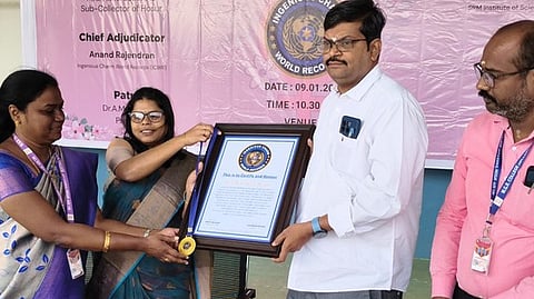 எம்.ஜி.ஆா். கல்லூரியின் உதவிப் பேராசிரியரும், ஒருங்கிணைப்பாளருமான எஸ்.ஷாலினியிடம் சான்றிதழ் மற்றும் பதக்கம் வழங்கிய ஒசூா் தனி வட்டாட்சியா் பரிமேலழகா்.