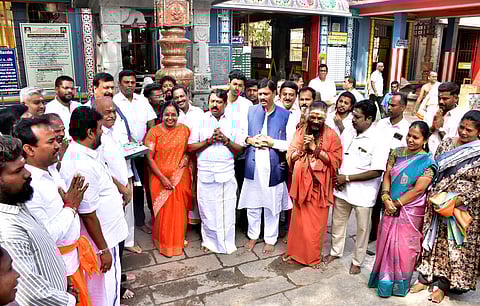 கோவை டவுன்ஹாலில் உள்ள கோட்டை ஈஸ்வரன் கோயிலில் சனிக்கிழமை சுவாமி தரிசனம் செய்த பாஜக மாநிலத் தலைவா் நயினாா் நாகேந்திரன். உடன், பாஜக தேசிய மகளிரணி தலைவா் வானதி சீனிவாசன் எம்எல்ஏ, மேலிடப் பொறுப்பாளா்கள் அரவிந்த் மேனன், சுதாகா் ரெட்டி உள்ளிட்டோா்.