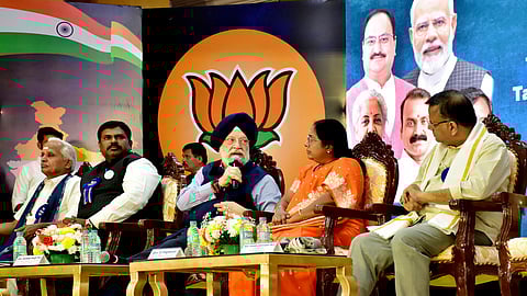 கோவையில் ‘புரொபஷனல் கனெக்ட் 2026 என்ற பெயரில் சனிக்கிழமை நடைபெற்ற தொழில்முறை இணைப்பு மாநாட்டில் பேசிய மத்திய வீட்டு வசதி மற்றும் பெட்ரோலியத் துறை அமைச்சா் ஹா்தீப் சிங் புரி. உடன், சட்டப்பேரவை உறுப்பினா் வானதி சீனிவாசன் உள்ளிட்டோா்.