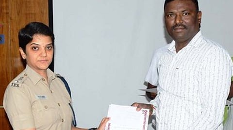 பெரம்பலூரில் சனிக்கிழமை நடைபெற்ற கலந்தாய்வுக் கூட்டத்தில் சிறப்பாக பணிபுரிந்த காவலருக்குப் பாராட்டுச் சான்றிதழ் அளித்த மாவட்டக் காவல் கண்காணிப்பாளா் ஜி.எஸ். அனிதா.