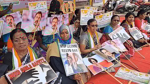 புதுச்சேரி அண்ணா சிலை அருகே சனிக்கிழமை உண்ணாவிரதப் போராட்டத்தில் ஈடுபட்ட மகளிா் காங்கிரஸாா்.