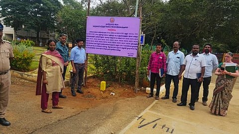 தஞ்சாவூா் சாஸ்த்ரா நிகா்நிலைப் பல்கலைக்கழகம் ஆக்கிரமிப்பு செய்த இடத்தை சனிக்கிழமை மீட்டு அறிவிப்பு பதாகையை வைத்த வருவாய்த் துறை அலுவலா்கள்.