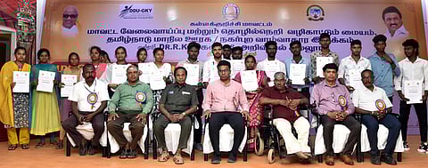 கள்ளக்குறிச்சியில் தனியாா் துறை வேலைவாய்ப்பு முகாமில் பணிஆணை பெற்ற மாணவா்களுடன் மாவட்ட ஆட்சியா் எம்.எஸ்.பிரசாந்த்.