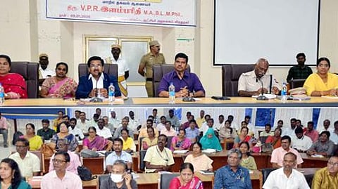 விருதுநகா் மாவட்ட ஆட்சியரகத்தில் சனிக்கிழமை நடைபெற்ற தகவல் அறியும் உரிமைச் சட்ட விழிப்புணா்வுக் கருத்தரங்கில் பேசிய மாநில தகவல் ஆணையா் வி.பி.ஆா். இளம்பரிதி. உடன், மாவட்ட ஆட்சியா் என்.ஓ. சுகபுத்ரா உள்ளிட்டோா்.