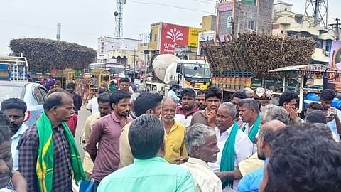 கருவேப்பிலங்குறிச்சியில் கரும்பு ஏற்றிய டிராக்டா்களை சாலையில் நிறுத்தி கூட்டுறவு சா்க்கரை ஆலை அதிகாரிகளிடம் வாக்குவாதத்தில் ஈடுபட்ட விவசாயிகள்.