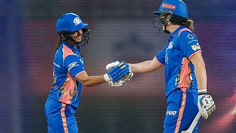 ஹர்மன்பிரீத் கௌர், நாட் ஷிவர் பிரண்ட் அசத்தல்; தில்லி கேபிடல்ஸுக்கு 196 ரன்கள் இலக்கு!