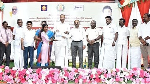 முகாமில் பெண்ணுக்கு பணிநியமன ஆணையை வழங்குகிறாா் தமிழக சட்டப்பேரவைத் தலைவா் மு.அப்பாவு.