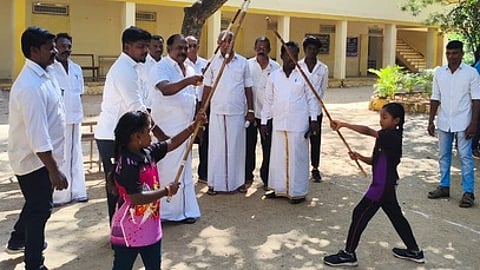 சிலம்பம் போட்டியை தொடங்கிவைத்தாா் அதிமுக மாநில வா்த்தகரணிச் செயலரும், முன்னாள் அமைச்சருமான சி.த.செல்லப்பாண்டியன்.