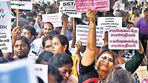 ஆசிரியா்கள் போராட்டத்தால்
கற்பித்தல் பணிகள் பாதிப்பு! நிறைவேற்றப்படாத 16 ஆண்டுகால கோரிக்கைகள்!