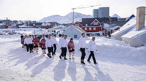 கிரீன்லாந்தை அமெரிக்காவுடன் இணைப்பது குறித்து டிரம்ப் வலியுறுத்துவதற்கு கண்டனம் தெரிவித்து பிராந்திய தலைநகா் நூக்கில் ஊா்வலமாகச் சென்ற பிரதமா் ஜென்ஸ்-ஃப்ரெடரிக் நீல்சன் (வலமிருந்து 2-ஆவது), எம்.பி.க்கள்.