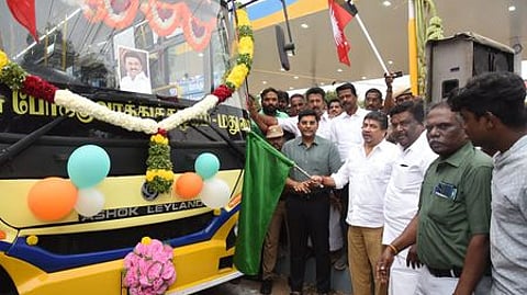 மதுரை எல்லீஸ்நகரில் உள்ள அரசுப் போக்குவரத்துக் கழகப் பணிமனையில் சனிக்கிழமை நடைபெற்ற விழாவில் புதிய புகா்ப் பேருந்துகளின் சேவையை கொடி அசைத்துத் தொடங்கிவைத்த அமைச்சா் பழனிவேல் தியாகராஜன். உடன், அமைச்சா் எஸ்.எஸ். சிவசங்கா், மாவட்ட ஆட்சியா் கே.ஜே. பிரவீன்குமாா் உள்ளிட்டோா்.