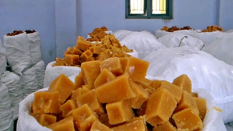 ஏலத்துக்கு கொண்டுவரப்பட்டிருந்த அச்சு வெல்லங்கள்.