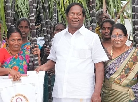 புதுநடுவலூா் ஊராட்சியைச் சோ்ந்த குடும்பங்களுக்கு கரும்புடன் கூடிய பொங்கல் பரிசுத் தொகுப்பை சனிக்கிழமை வழங்கிய பல்கலைக் கழக வேந்தா் அ. சீனிவாசன். உடன், முன்னாள் ஊராட்சித் தலைவா் ஜெயந்தி நீலராஜ் உள்ளிட்டோா்.