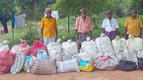 தூய்மைப் பணியில் சேகரிக்கப்பட்ட கழிவுப் பொருள்கள்.