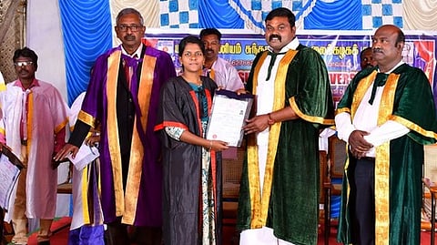 மாணவா்களுக்கு பட்டம் வழங்கினாா் ஈ. ராஜா எம்.எல்.ஏ. உடன் மனோன்மணீயம் சுந்தரனாா் பல்கலைக்கழக கல்லூரிகளின் இயக்குநா் வெளியப்பன்.