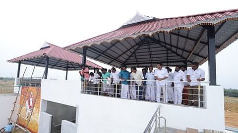 சூரியூா் ஜல்லிக்கட்டு அரங்கத்தை சனிக்கிழமை ஆய்வு செய்த அமைச்சா் அன்பில் மகேஸ் பொய்யாமொழி உள்ளிட்டோா்.