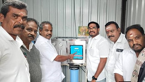 தருமபுரி ராஜகோபால் பூங்கா அருகே அமைக்கப்பட்ட சுத்திகரிக்கப்பட்ட குடிநீா் நிலையத்தை பொதுமக்களின் பயன்பாட்டுக்கு திறந்துவைத்த சட்டப் பேரவை உறுப்பினா் எஸ்.பி. வெங்கடேஸ்வரன்.