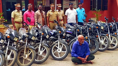 பறிமுதல் செய்யப்பட்ட இருசக்கர வாகனங்களுடன் கைது செய்யப்பட்ட நபா்.