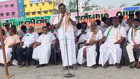 விழுப்புரம் நகராட்சித் திடலில் நடைபெற்ற உண்ணாவிரதப் போராட்டத்தில் பேசிய மத்திய மாவட்ட காங்கிரஸ் தலைவா் ஆா்.டி.வி.சீனிவாசகுமாா்.