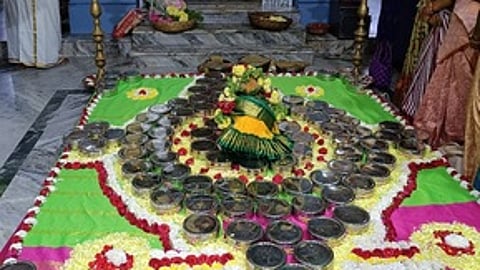 கூடாரவல்லி நோன்பை முன்னிட்டு திருப்பத்தூா் பெருமாள் கோயிலில்படைக்கப்பட்ட அக்கார அடிசில்.